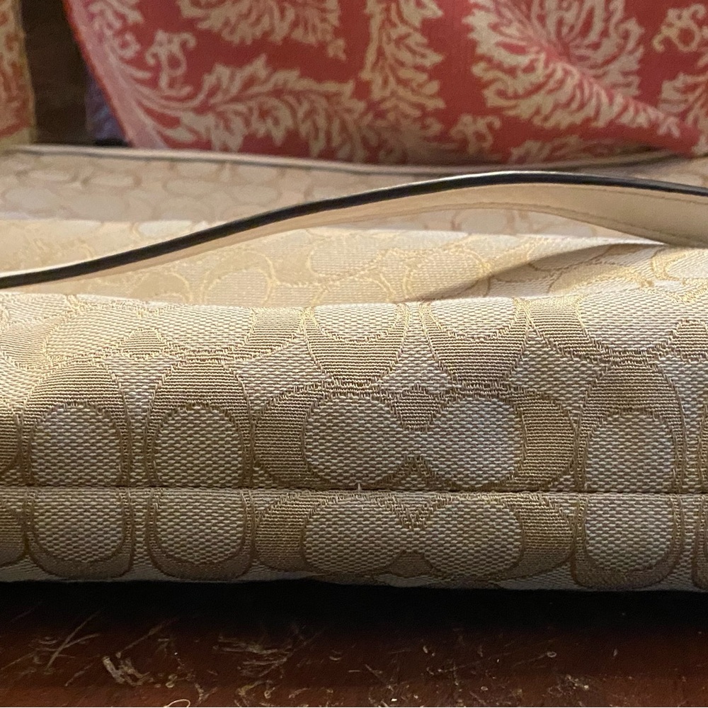 Signature Jacquard Crossbody Khaki - Picture 11 of 16